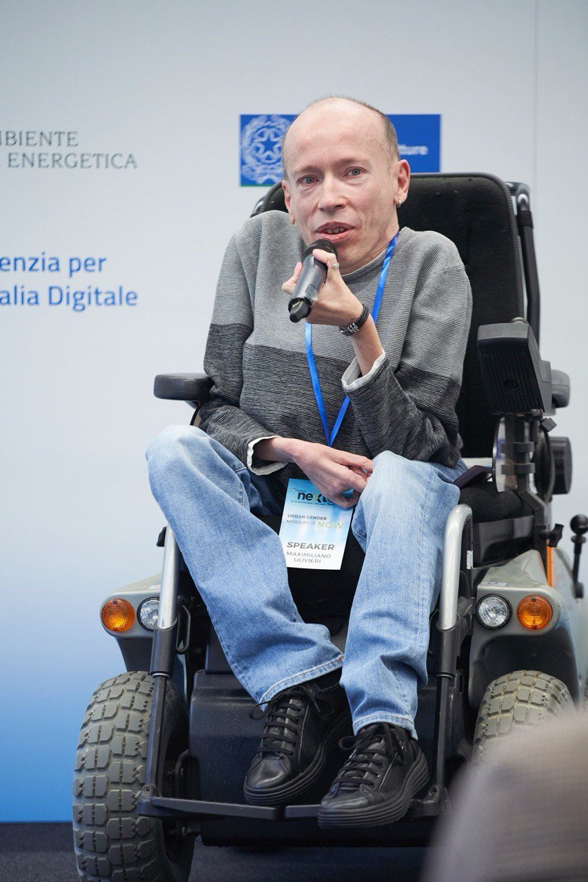 Maximiliano Ulivieri, Diversity Manager e fondatore LoveGiver, mentre parla al microfono